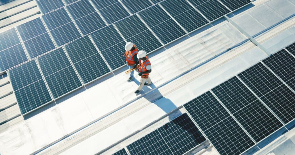 Démarches clés pour intégrer les panneaux solaires dans le secteur professionnel et industriel